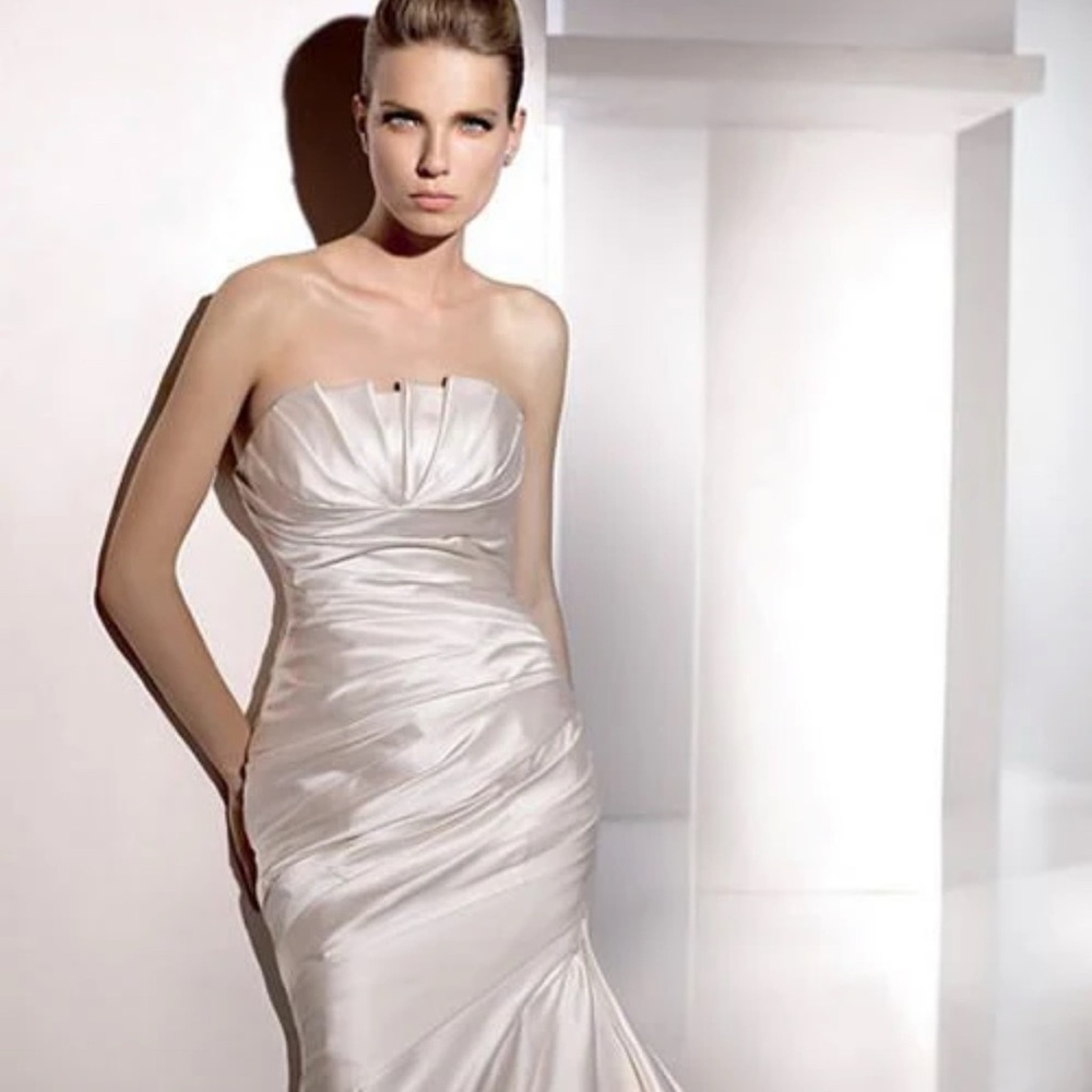 Elegant Strapless Satin Wedding Dress